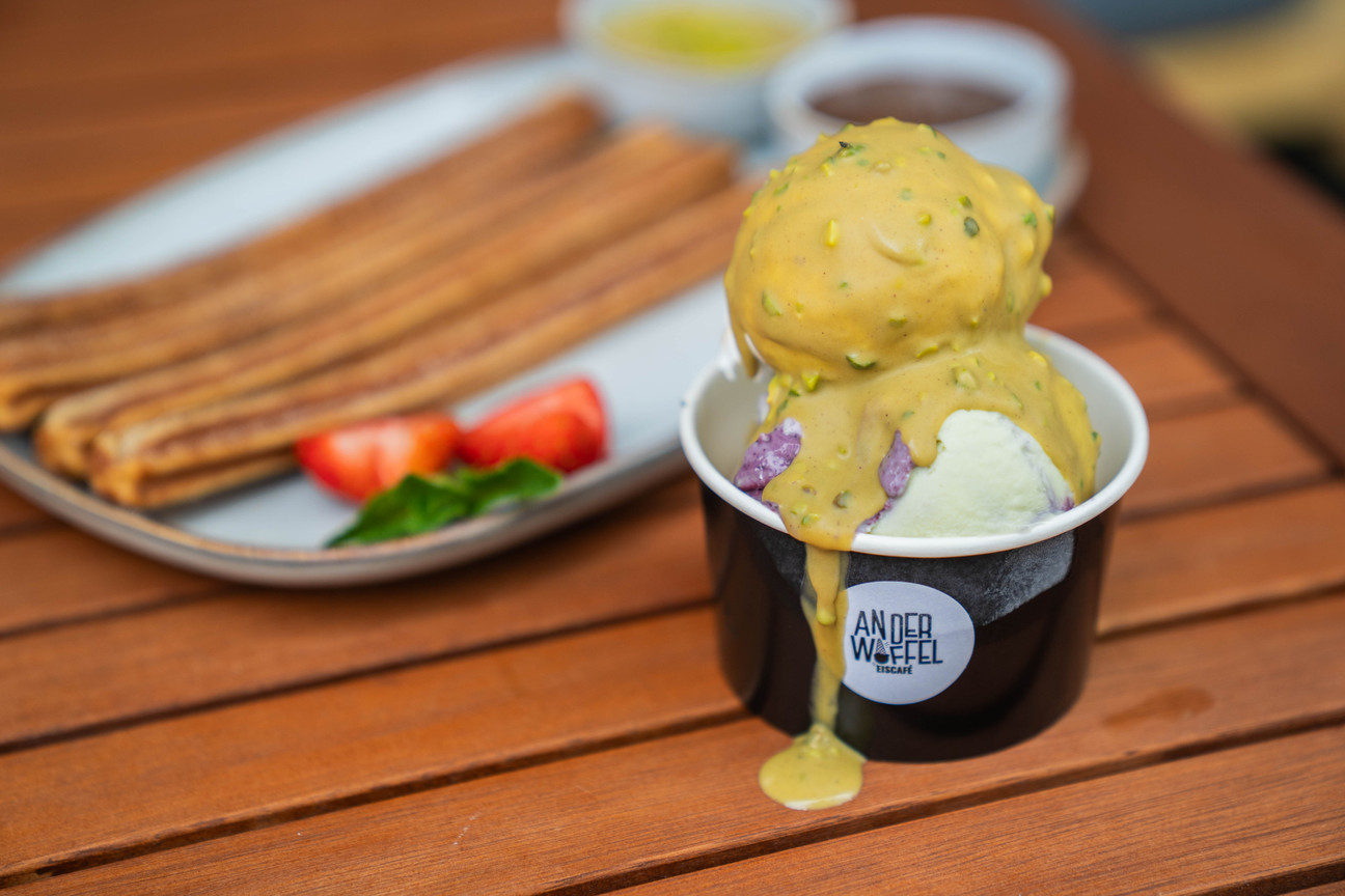 Eisbecher mit Pistazien-Soße und Churros