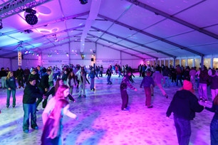 Menschen beim Schlittschuhlaufen beim Eisfestival