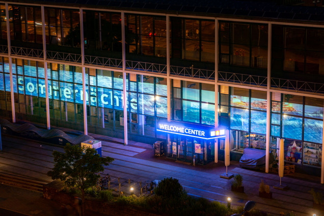 Welcome Center bei Nacht