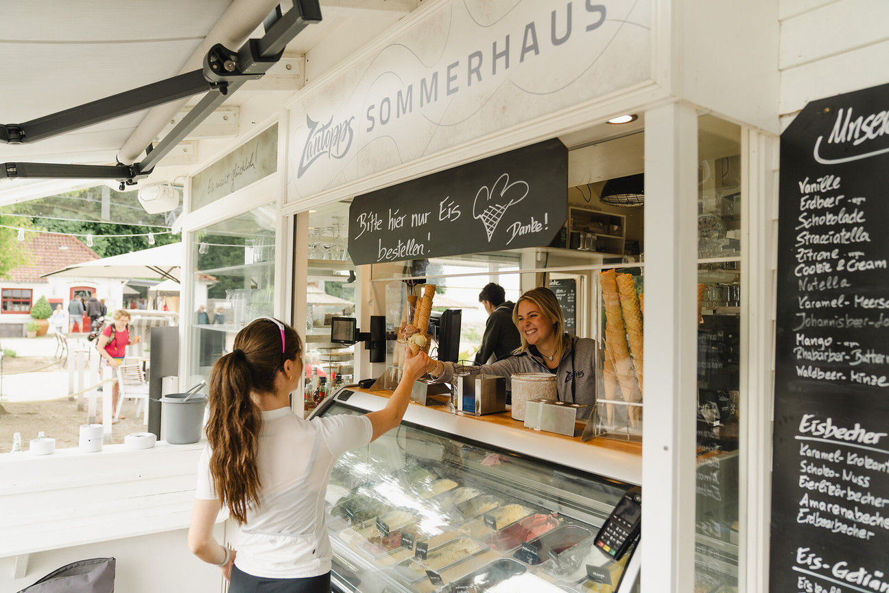 Eisverkäuferin überreicht Eis