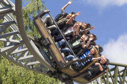 Menschen auf Achterbahn im Hansa-Park