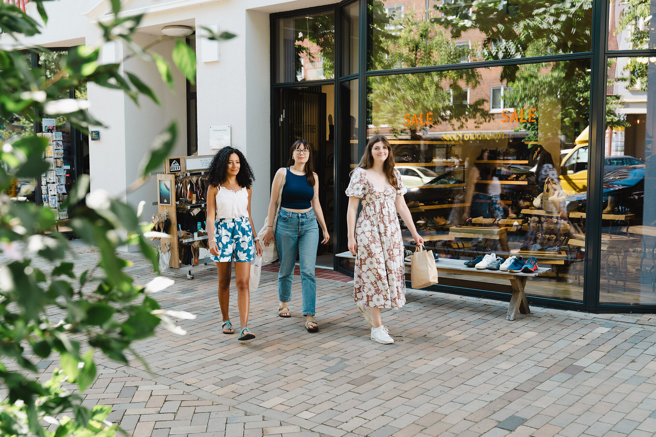 Drei Frauen beim Shoppen auf der Holtenauer Straße
