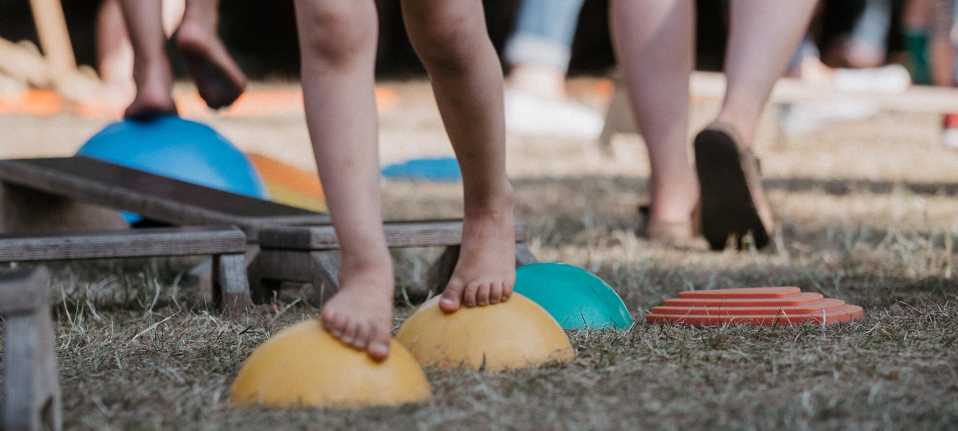 Kinderfüße balancieren über Balanciersteine
