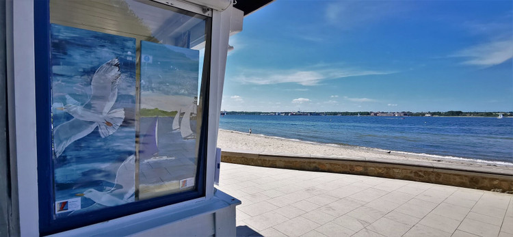  Kunst am Strand: Die Gemeinde Heikendorf lockt nicht nur mit ihrem Strand – hier können sich auch Kunstinteressierte auf inspirierende Entdeckungstour begeben.