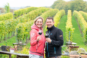 Mann und Frau stoßen mit Wein an vom Weingut Ingenhof