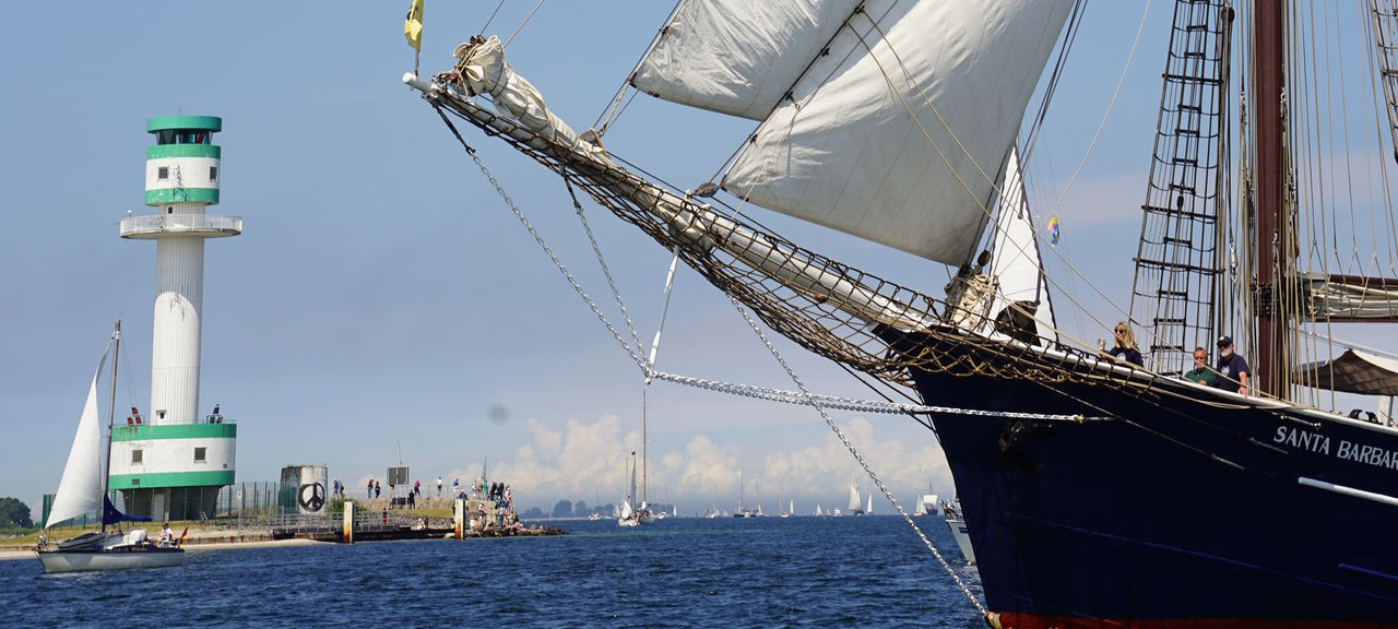 Traditionssegler vor Leuchtturm