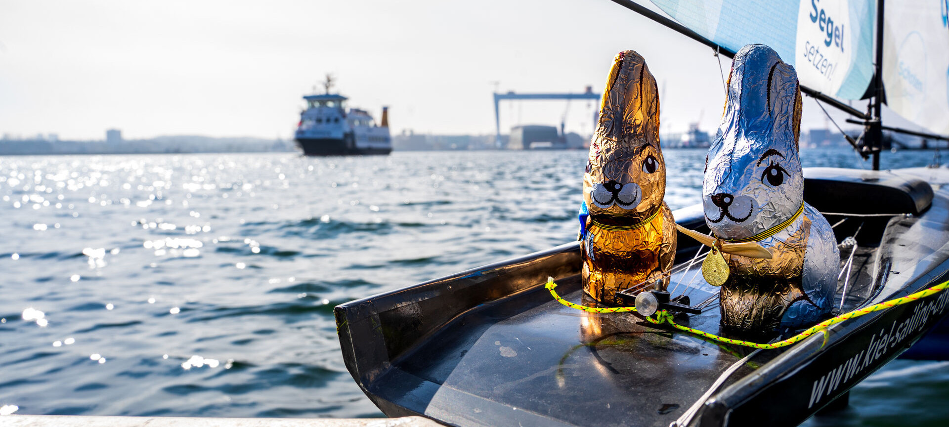 Zwei Schokohasen an der Kieler Förde