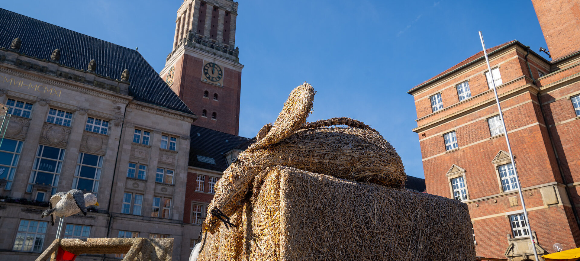 Strohfigur vor dem Rathausturm