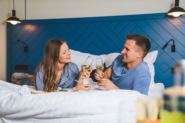 Pärchen übernachtet im Hotel beim Bettenwechsel
