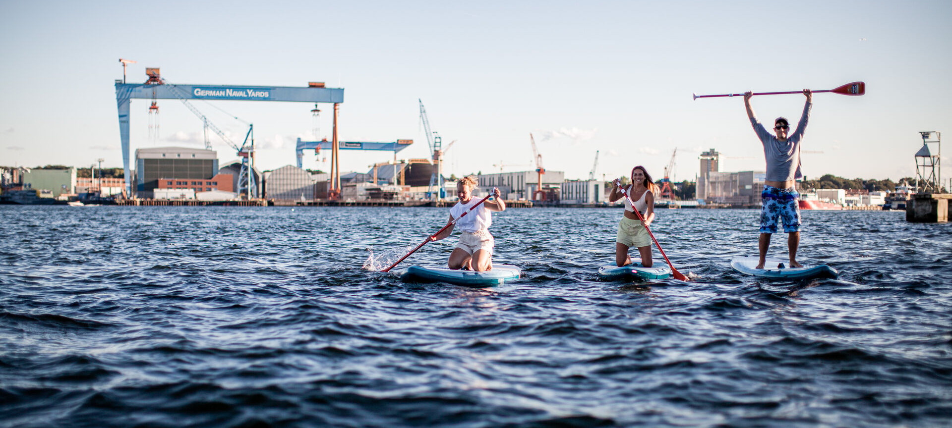 Gruppe beim Standup-Paddle-Boarding auf der Kieler Förde