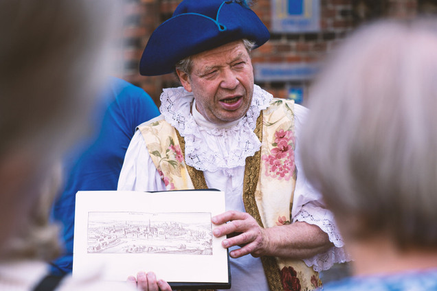 Zwei Personen auf dem Kieler Rathausturm mit Blick über die Dächer Kiels