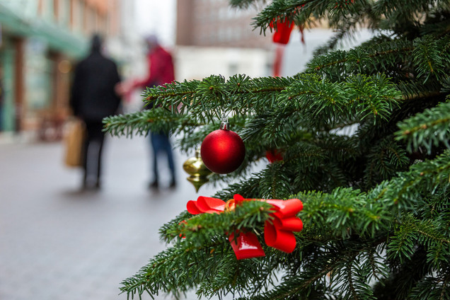Weihnachtsbaum mit Kugeln in der Stadt