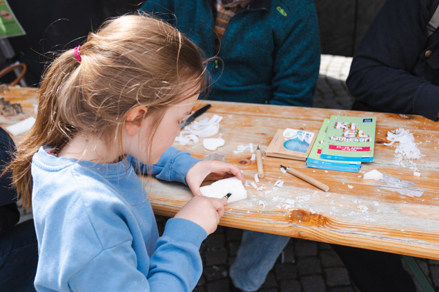 Mädchen beim Seife schnitzen
