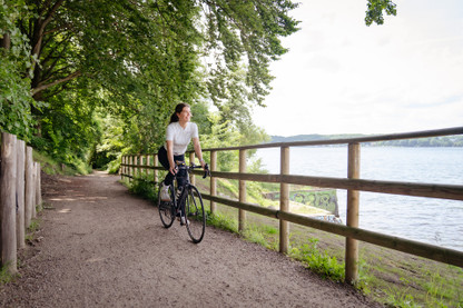 Radfahrerin auf dem Fördewanderweg