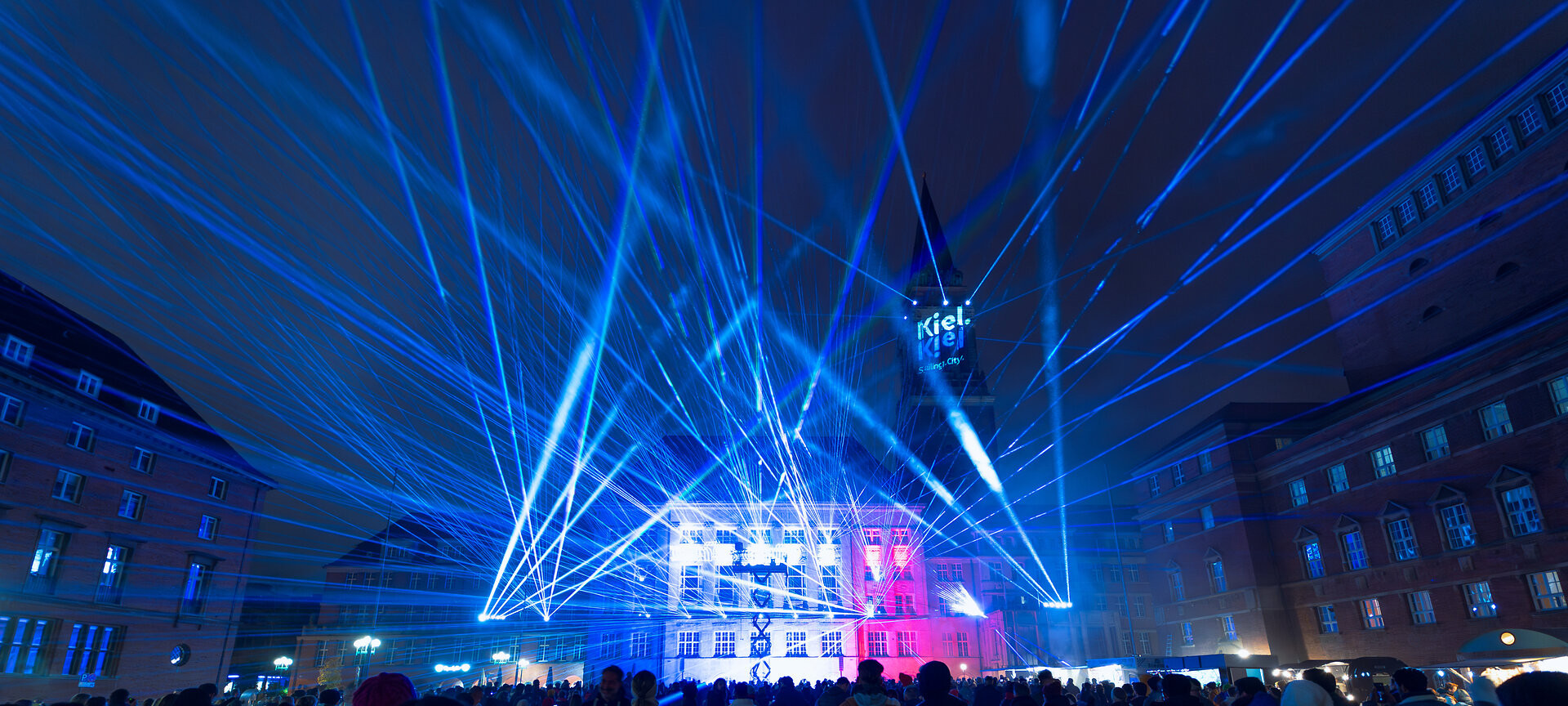 Lichtershow und Menschenmenge auf dem Rathausplatz beim Kieler Lichtermeer
