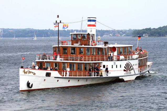 Ein Paar liegt im Schlafstrandkorb