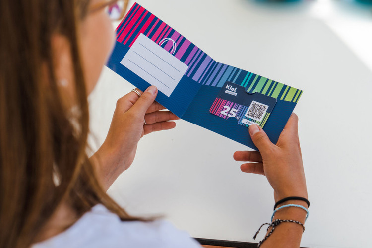  A voucher for (almost) everyone! With the KIELGUTSCHEIN you can give the gift of local shopping pleasure in Kiel.