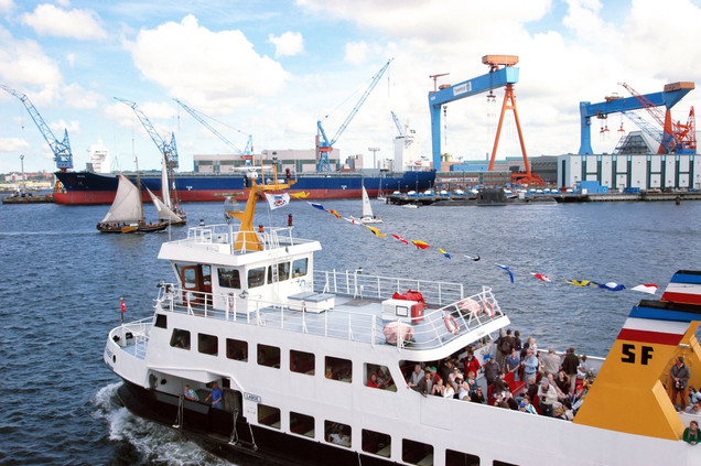 Zwei Frauen auf dem Kieler Rathausturm mit Blick über die Dächer Kiels