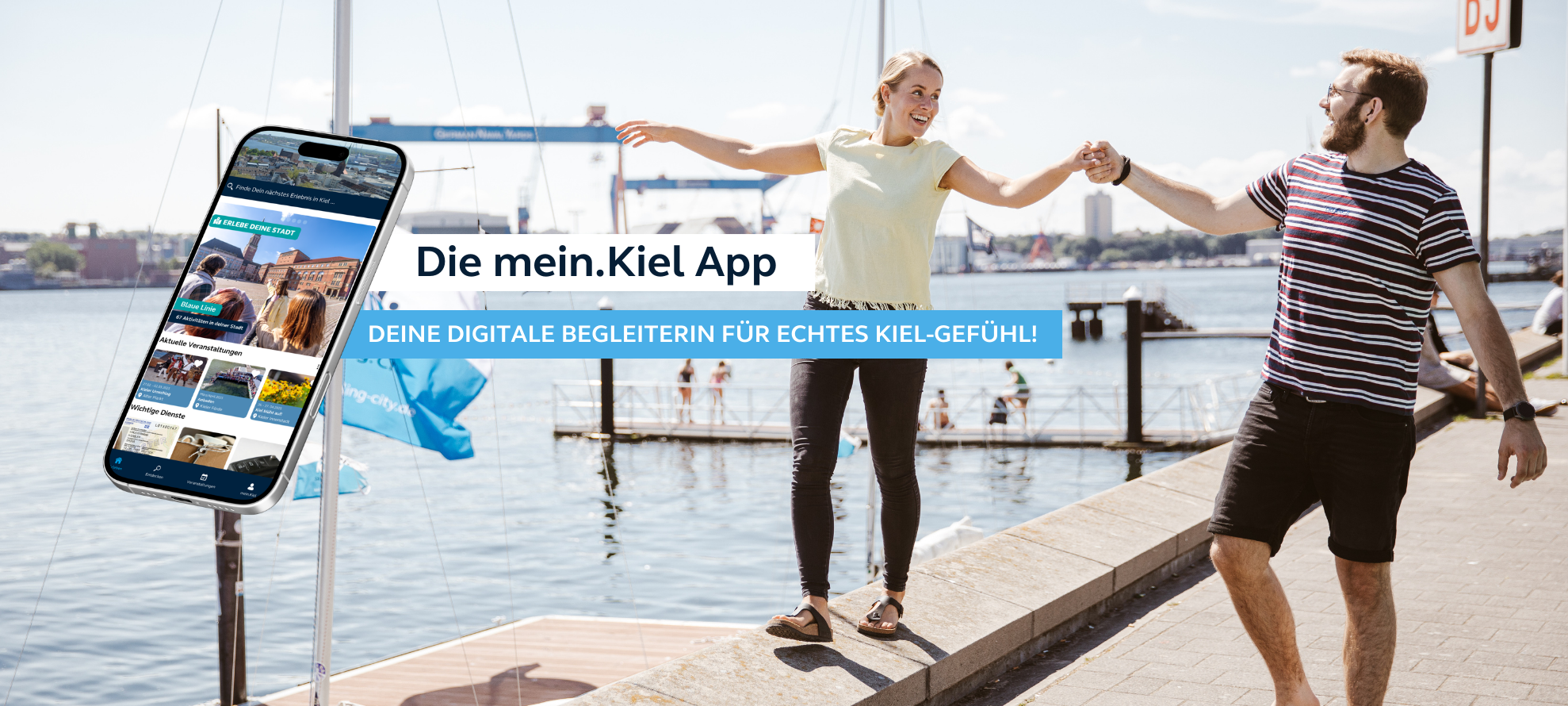 Pärchen spaziert an der Kiellinie entlang