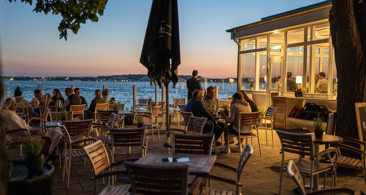 Top 15 Restaurants am Meer<br><br>Genieße kulinarische Highlights direkt am Wasser.