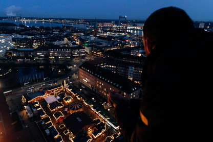 Jemand blickt vom Rathausturm