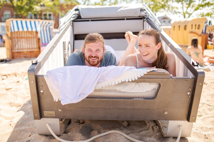  Schlafen am Strand? Im Schlafstrandkorb sind Sie abends als Letzte*r und am nächsten Morgen als Erste*r am Strand.