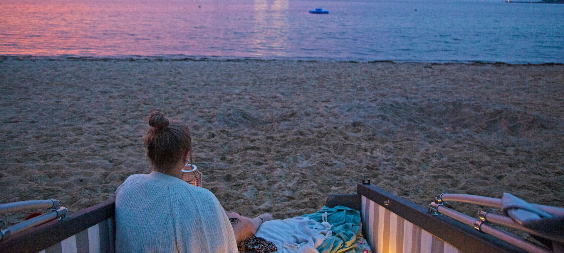 Sonnenuntergang am Strand im Schlafstrandkorb