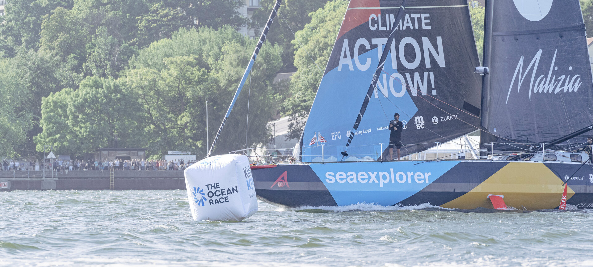 IMOCA von Team Malizia und Boje von The Ocean Race an der Kieler Förde