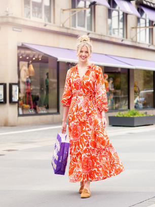 Fotoshootings mit Frau in rot geblümten Kleid mit Einkaufstüte in der Kieler Innenstadt