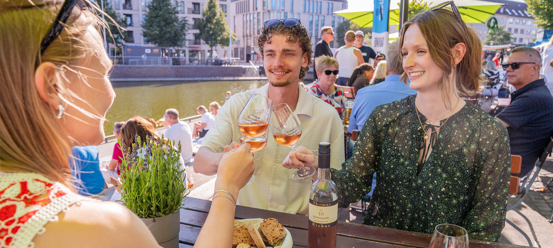 Freunde trinken Wein bei "Käse trifft Wein"