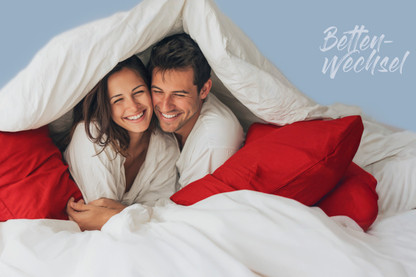 Pärchen sitzt im Bett