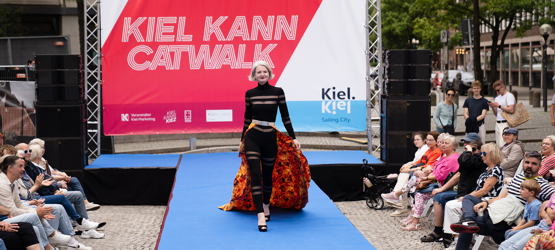 Frau posiert am Kieler Strand