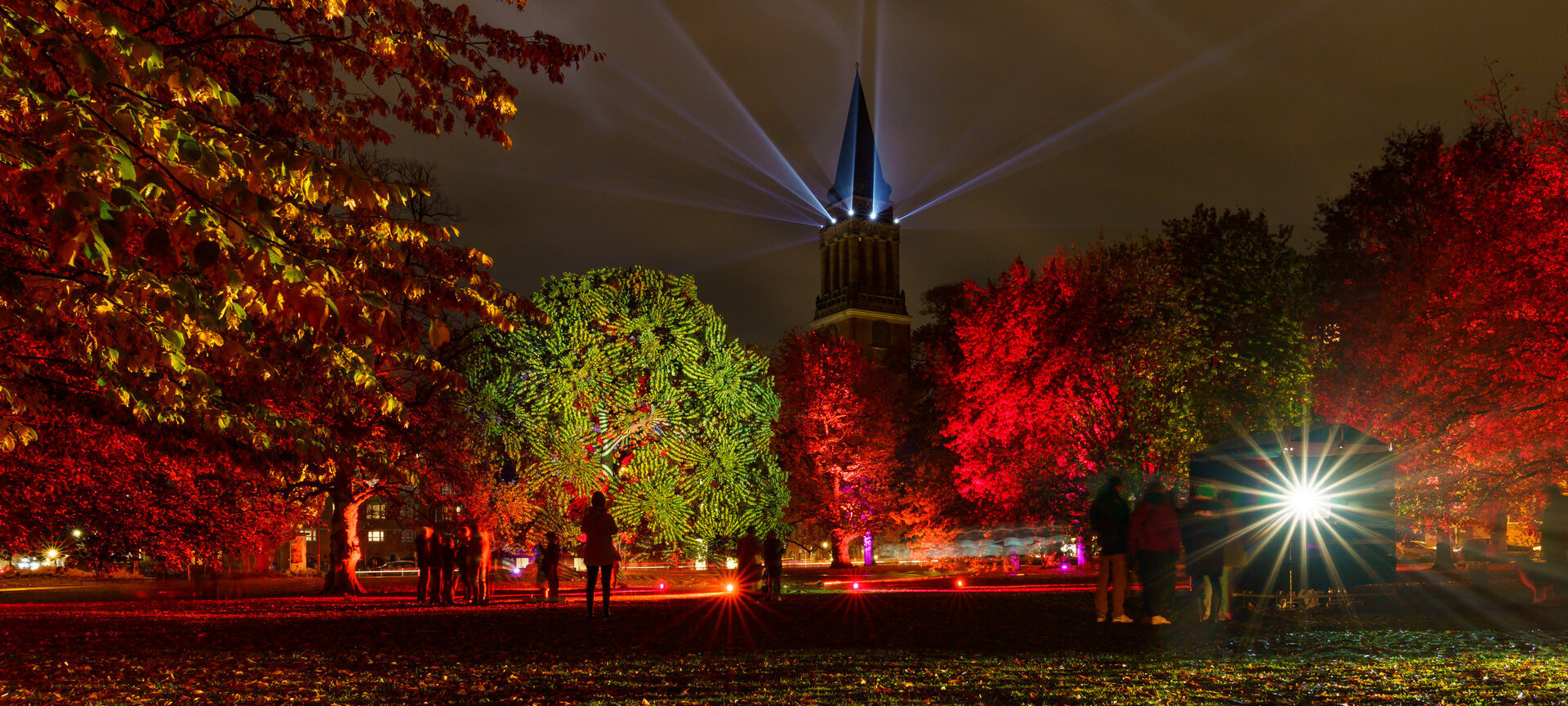 Lichtinstallationen im Hiroshimapark und Rathausturm im Rahmen des Kieler Lichtermeers