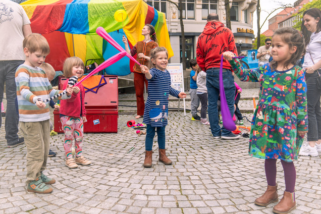 Kinder beim Mitmach-Zirkus