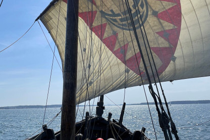 Segel eines Schiffes am sonnigen Tag