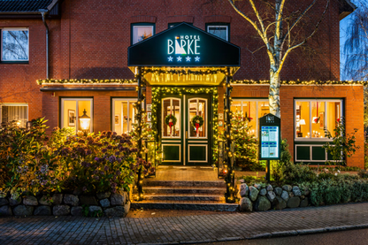 KielGutschein mit geschmücktem Weihnachtsbaum im Hintergrund