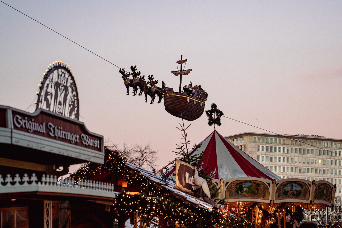 Wichtelflug über dem Weihnachtsmarkt auf dem Rathausplatz
