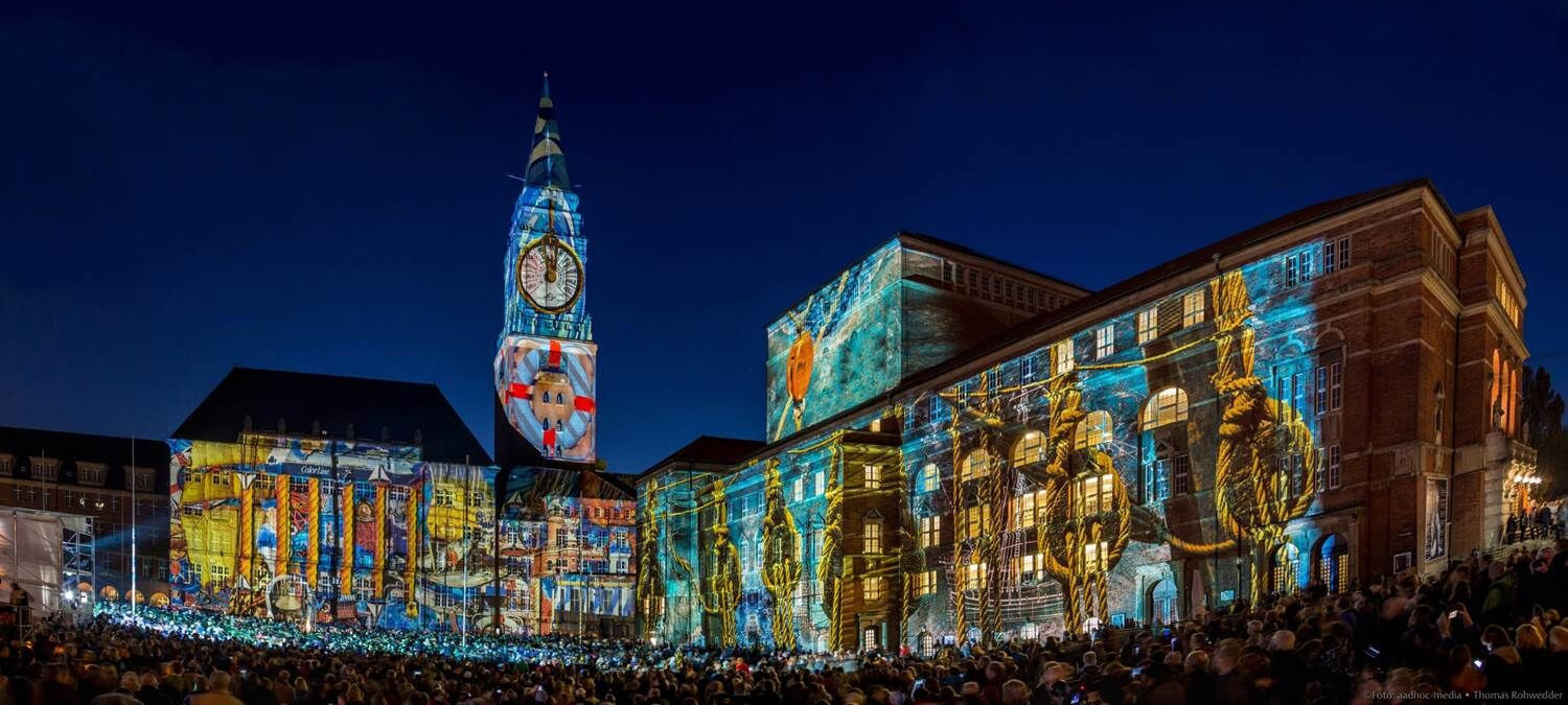 Lichtershow und Menschenmenge auf dem Rathausplatz beim Kieler Lichtermeer