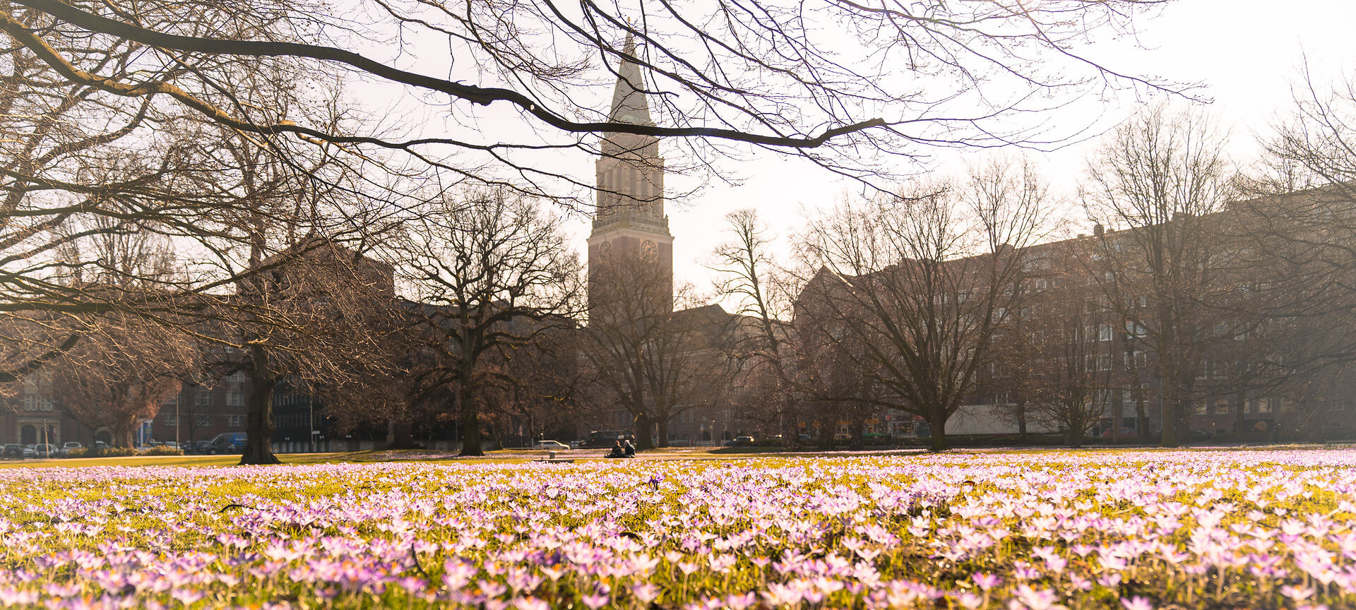 Ein Paar läuft im Herbst am Strand entlang