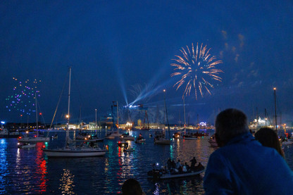 Blick auf das Wasser bei Nacht mit buntem Feuerwerk