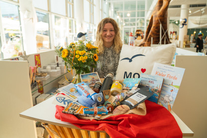 Ein Tisch mit Produkten von der Messe im Welcome Center