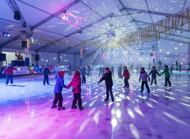 Kinder beim Schlittschuhlaufen während der EisDisco