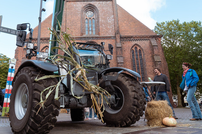 Trecker vor der Nikolai Kirche