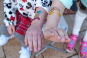 Zwei Kinderarme mit Glitzertattos