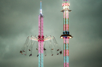 Fahrgeschäfte auf dem Jahrmarkt zur Kieler Woche