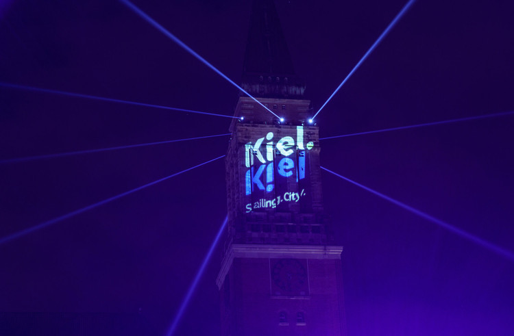  Kieler Lichtermeer<br>1. bis 2. November 2025<br><br>Das Kieler Lichtermeer erhellt die dunkle Jahreszeit in Kiel.Sailing.City. Lassen Sie sich von einer Kombination aus Kombination aus Licht und Musik begeistern!