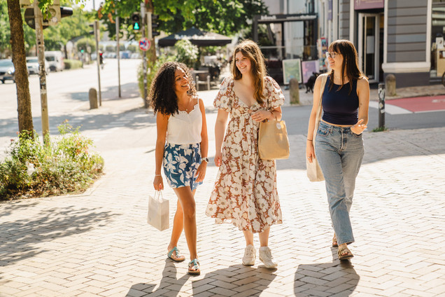 Drei Frauen beim Shoppen auf der Holtenauer Straße