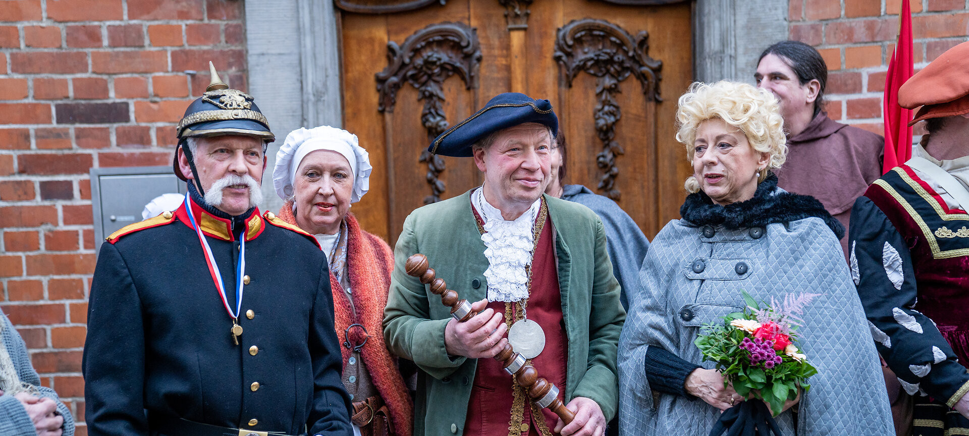 Viele Verkleidete Menschen laufen durch die Innenstadt