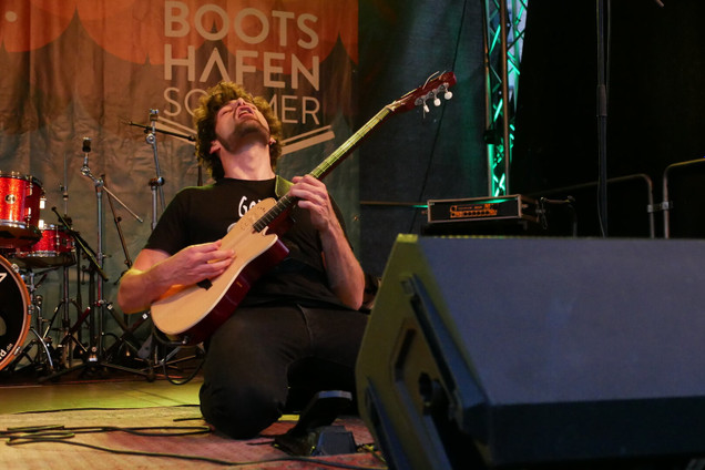 Gitarrist auf der Bühne dem Boden beim Bootshafensommer
