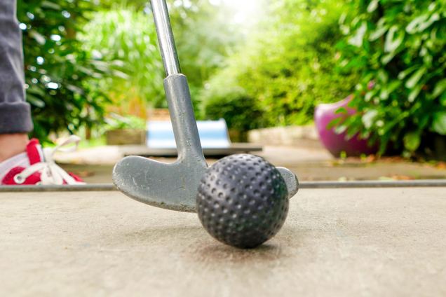 Minigolfschläger und Ball